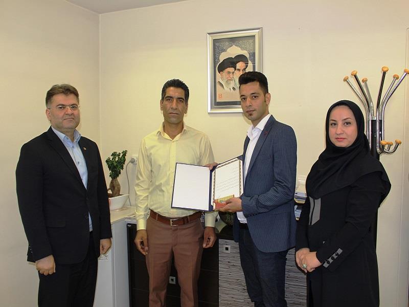 تقدیر از پذیرنده برتر پایانه های فروشگاهی در مدیریت شعب منطقه غرب تهران پایگاه خبری بانک مسکن