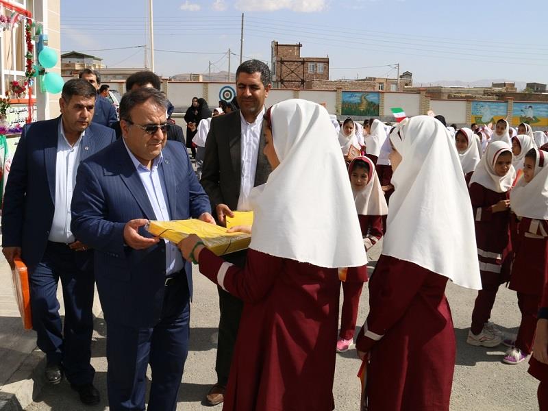 حضور مدیر شعب استان در مدرسه شهدای بانک مسکن شهرستان چایپاره - پایگاه خبری  بانک مسکن