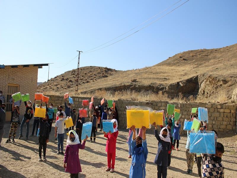 اهدا 130 بسته لوازم التحریر به دانش آموزان در خراسان شمالی