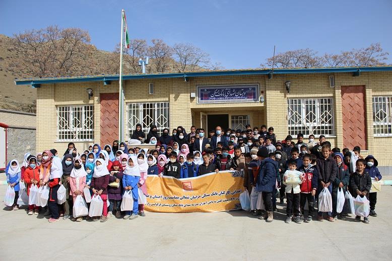 اهدا 142 جفت کفش به دانش آموزان مدرسه شهدای بانک مسکن در خراسان شمالی
