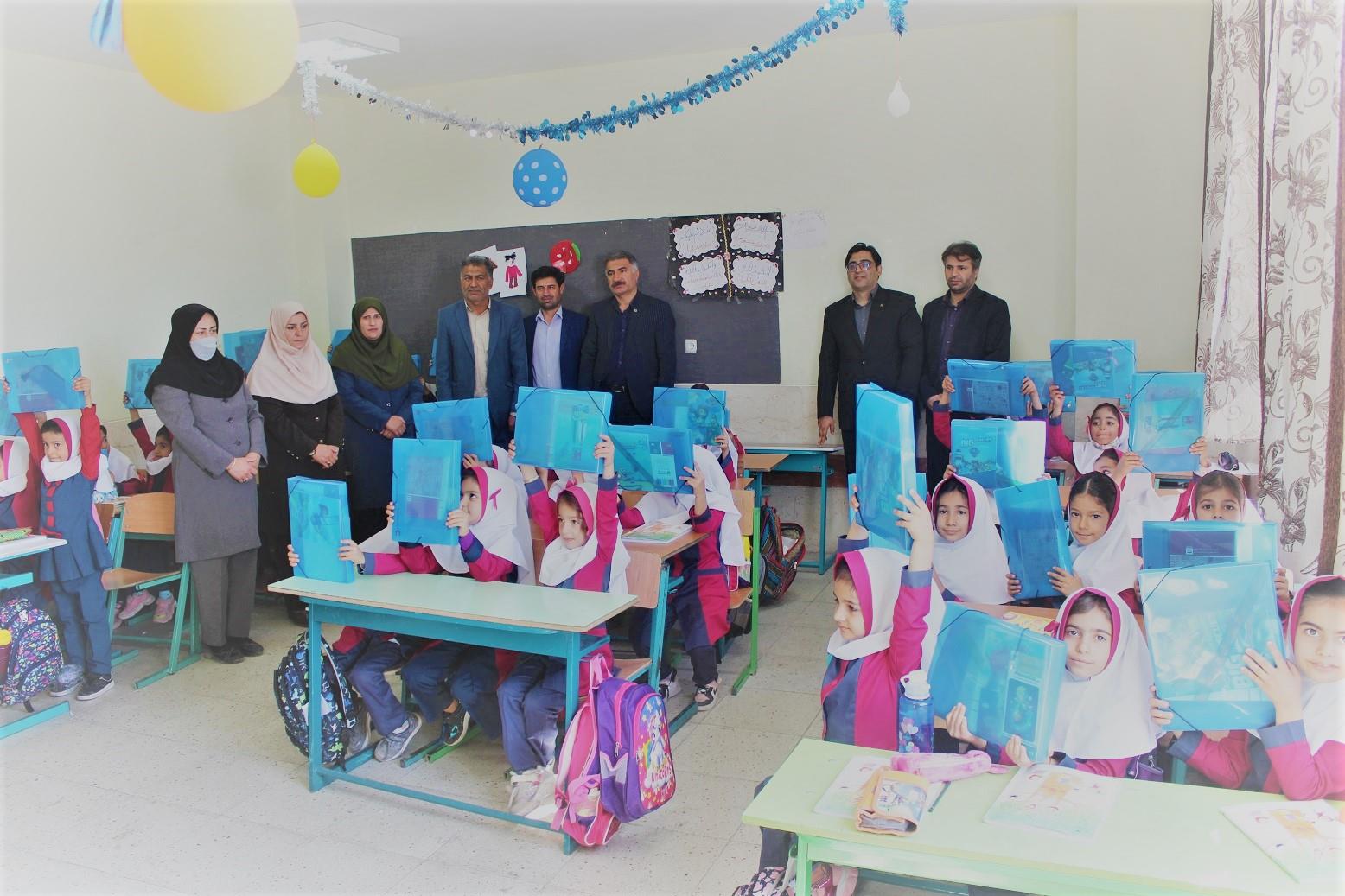 اهدای 476 بسته نوشت افزار به دانش آموزان مدرسه شهدای بانک مسکن