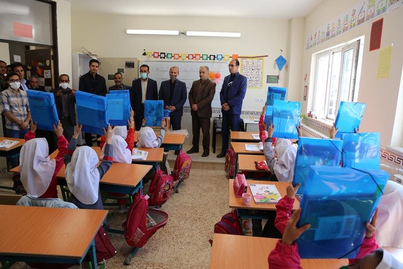توزیع نوشت افزار در مدرسه شهدای بانک مسکن استرود زنجان