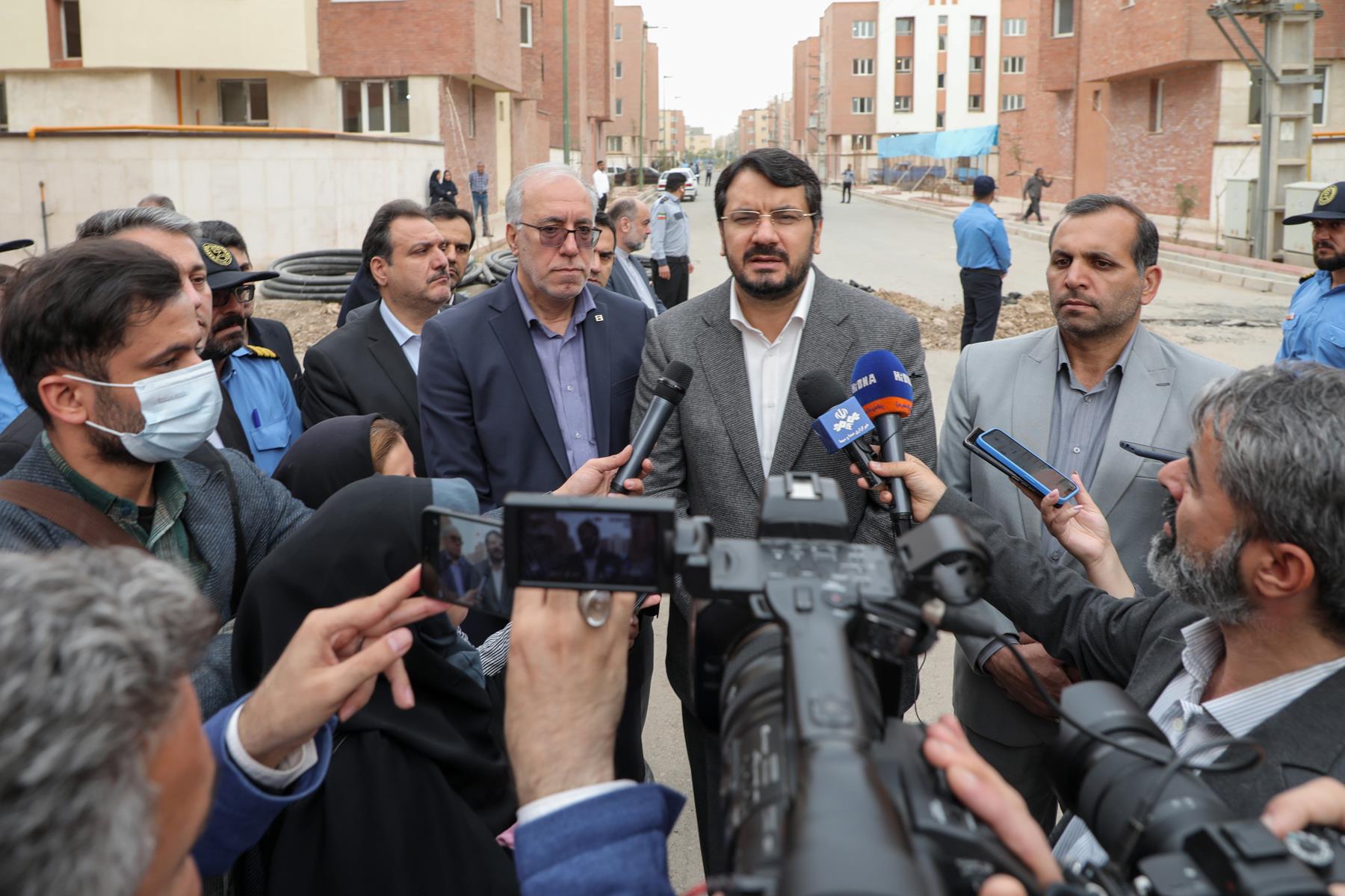 بازدید میدانی وزیر راه و شهرسازی از پروژه 1100 واحدی سبحان قرچک(گزارش تصویری)