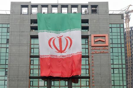 آذین بندی ساختمان بانک مسکن با پرچم جمهوری اسلامی ایران