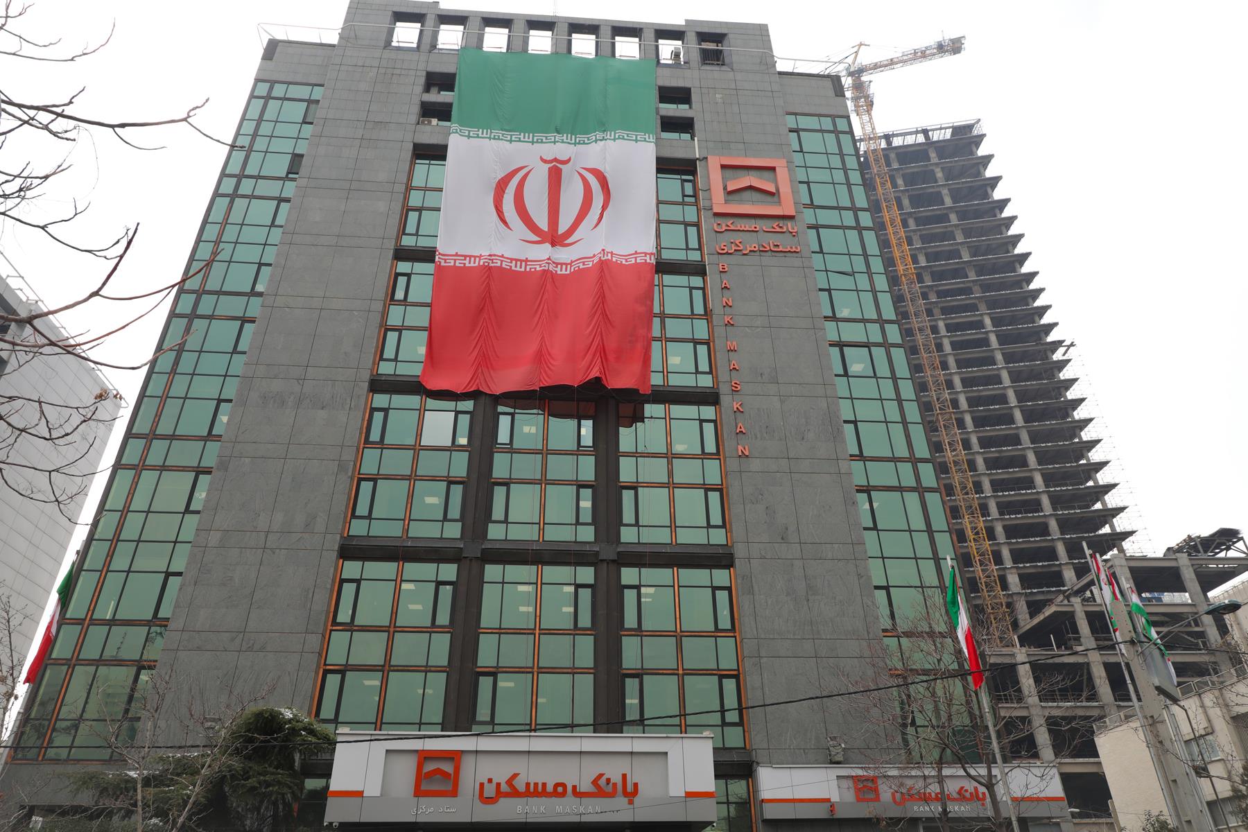 آذین بندی ساختمان بانک مسکن با پرچم جمهوری اسلامی ایران(گزارش تصویری)