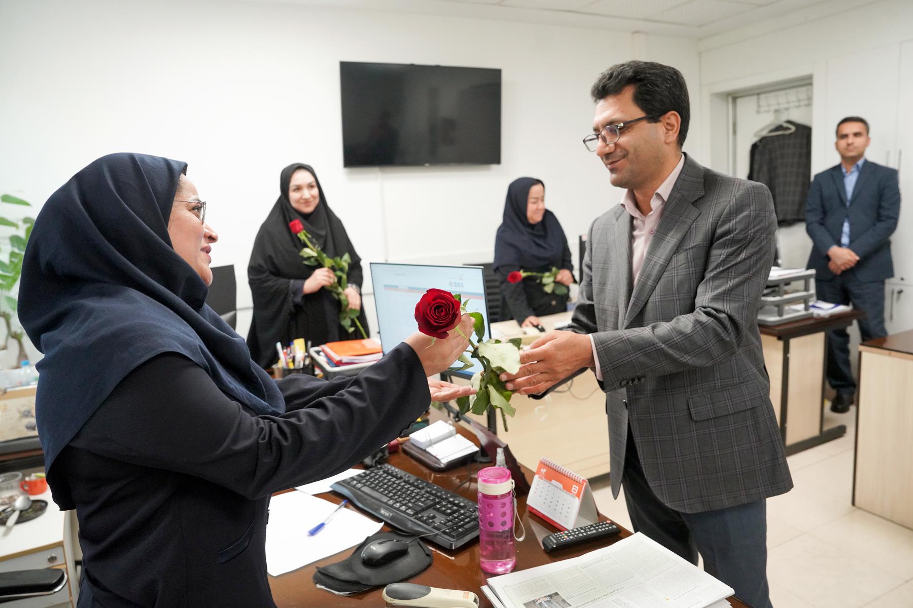 قدردانی سرپرست مدیریت امور روابط عمومی و حوزه مدیریت بانک مسکن از کارکنان اداره کل روابط عمومی این بانک  (گزارش تصویری)