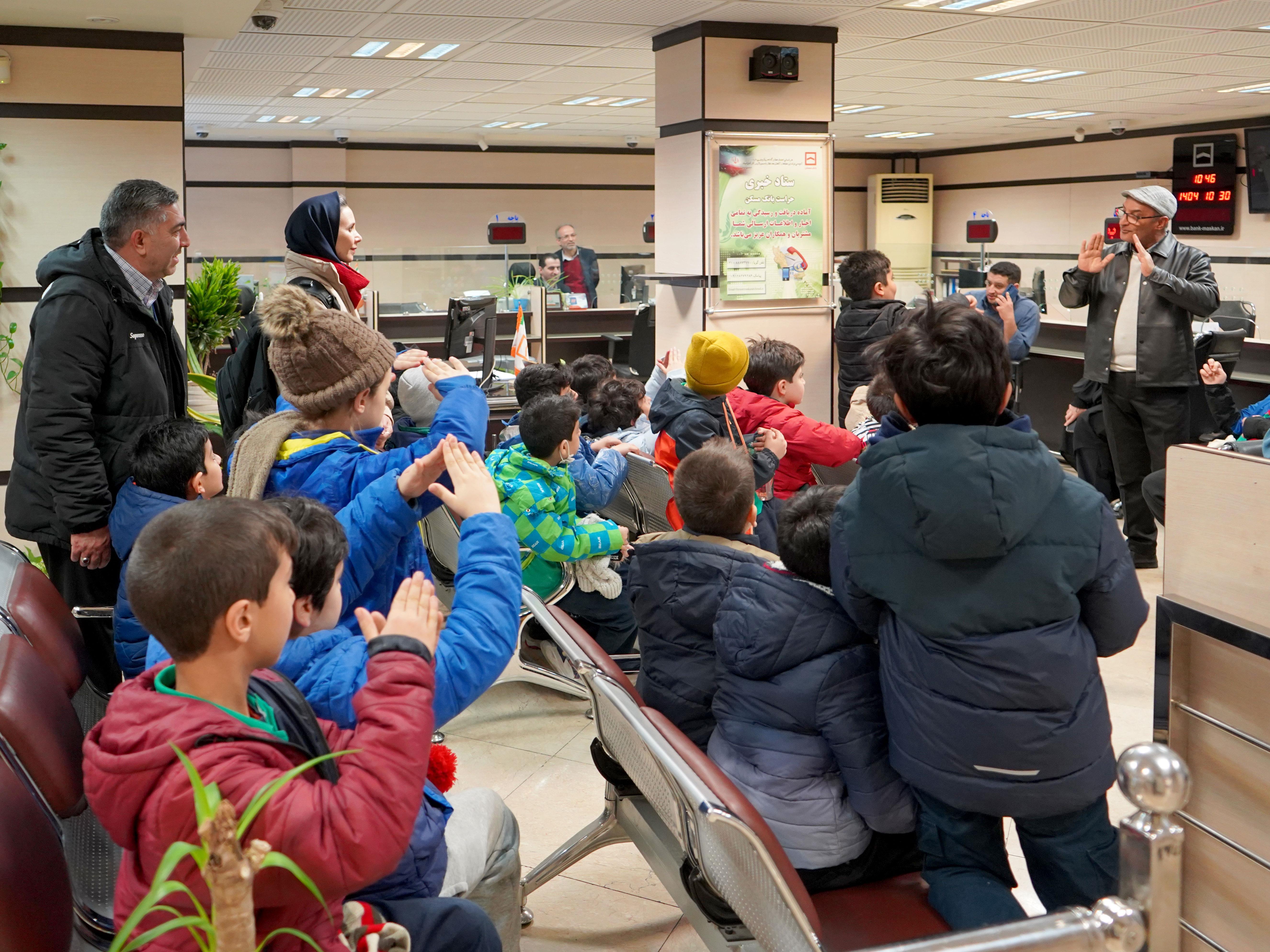 دانش‌آموزان دبستانی با حضور در شعبه شهیدخدامی با خدمات بانک مسکن آشنا شدند