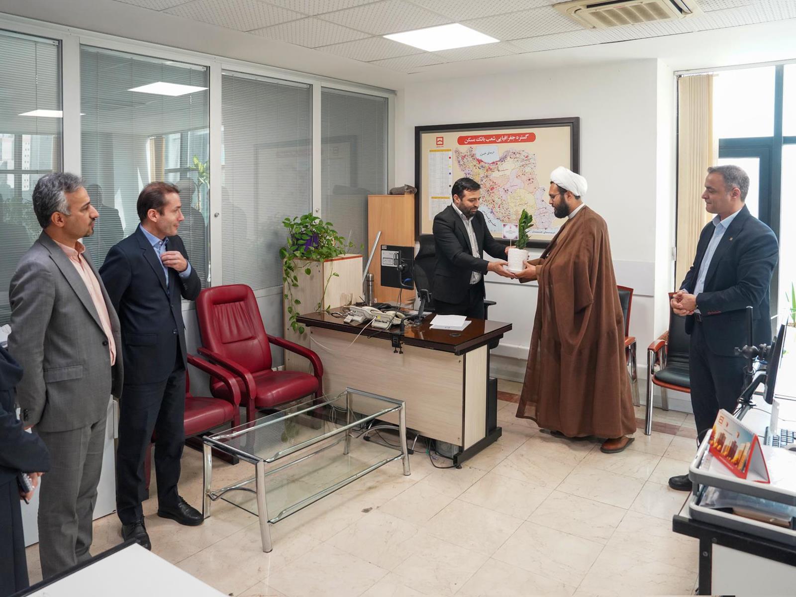 دعوت به آرامش روح و جان در سایه نماز جماعت / دیدار صمیمانه امام جماعت بانک مسکن با همکاران ستاد مرکزی پایگاه خبری بانک مسکن